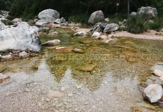 El río Ulldemó y sus piscinas naturales en Beceite