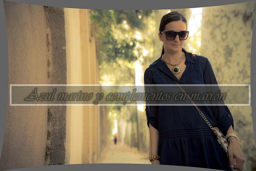 Azul marino y complementos en marrón Azul marino y complementos en marrón