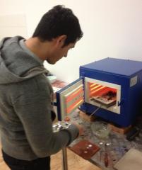 Juan Román trabajando con el horno.