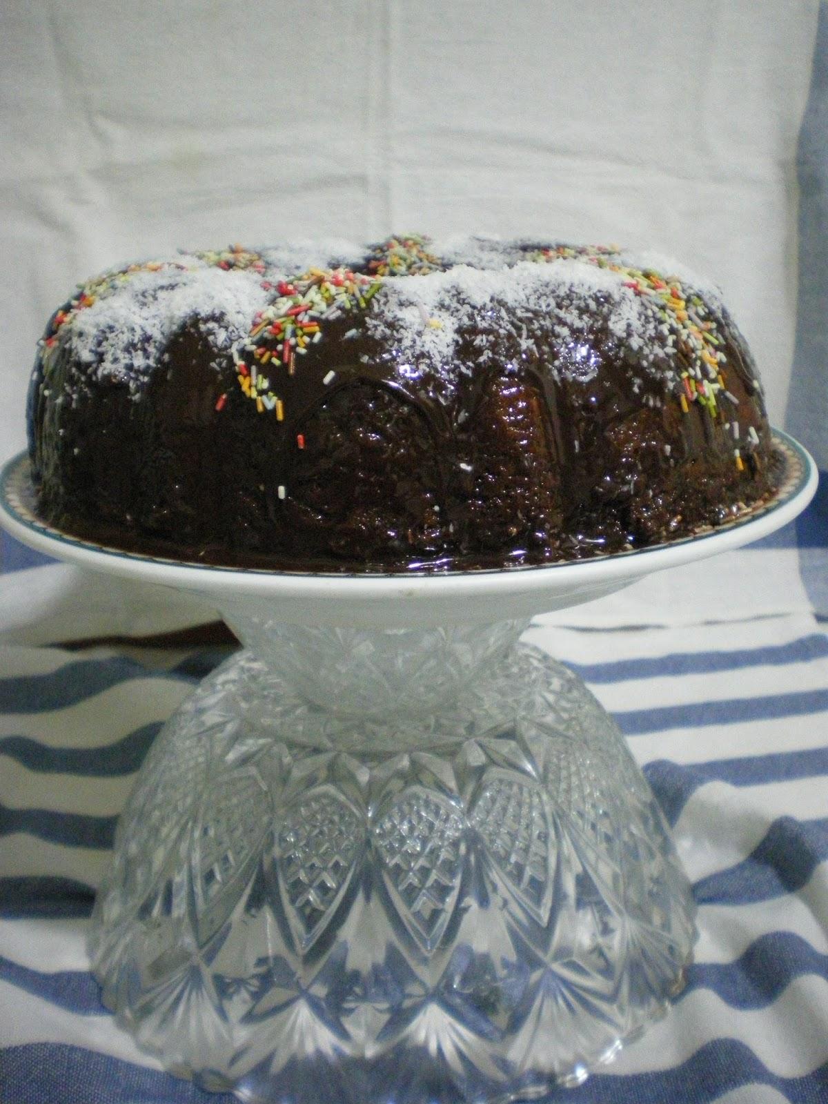 Corona de chocolate con guindas y pasas al kirsch Corona de chocolate con guindas y pasas al kirsch