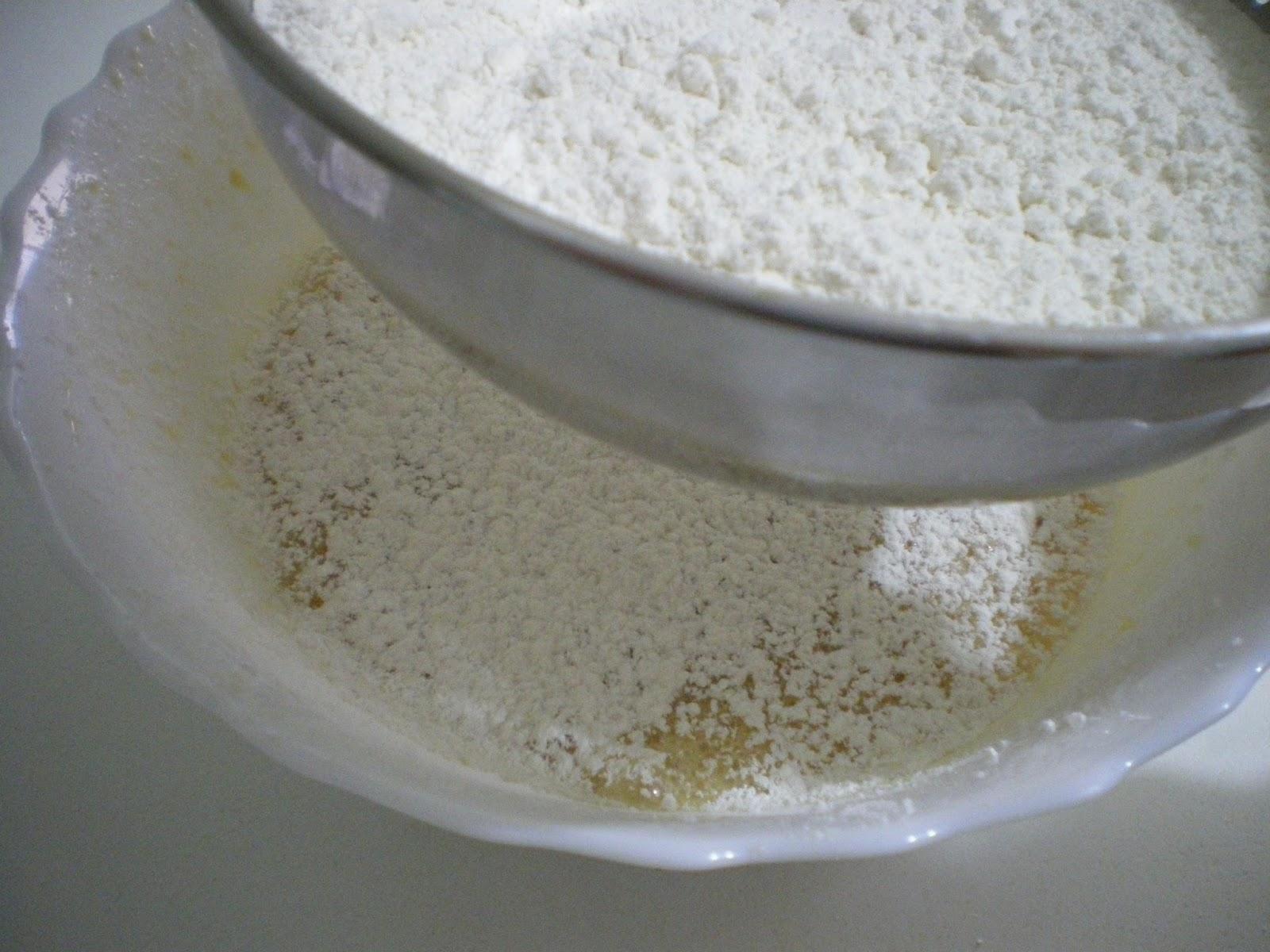 Corona de chocolate con guindas y pasas al kirsch Corona de chocolate con guindas y pasas al kirsch