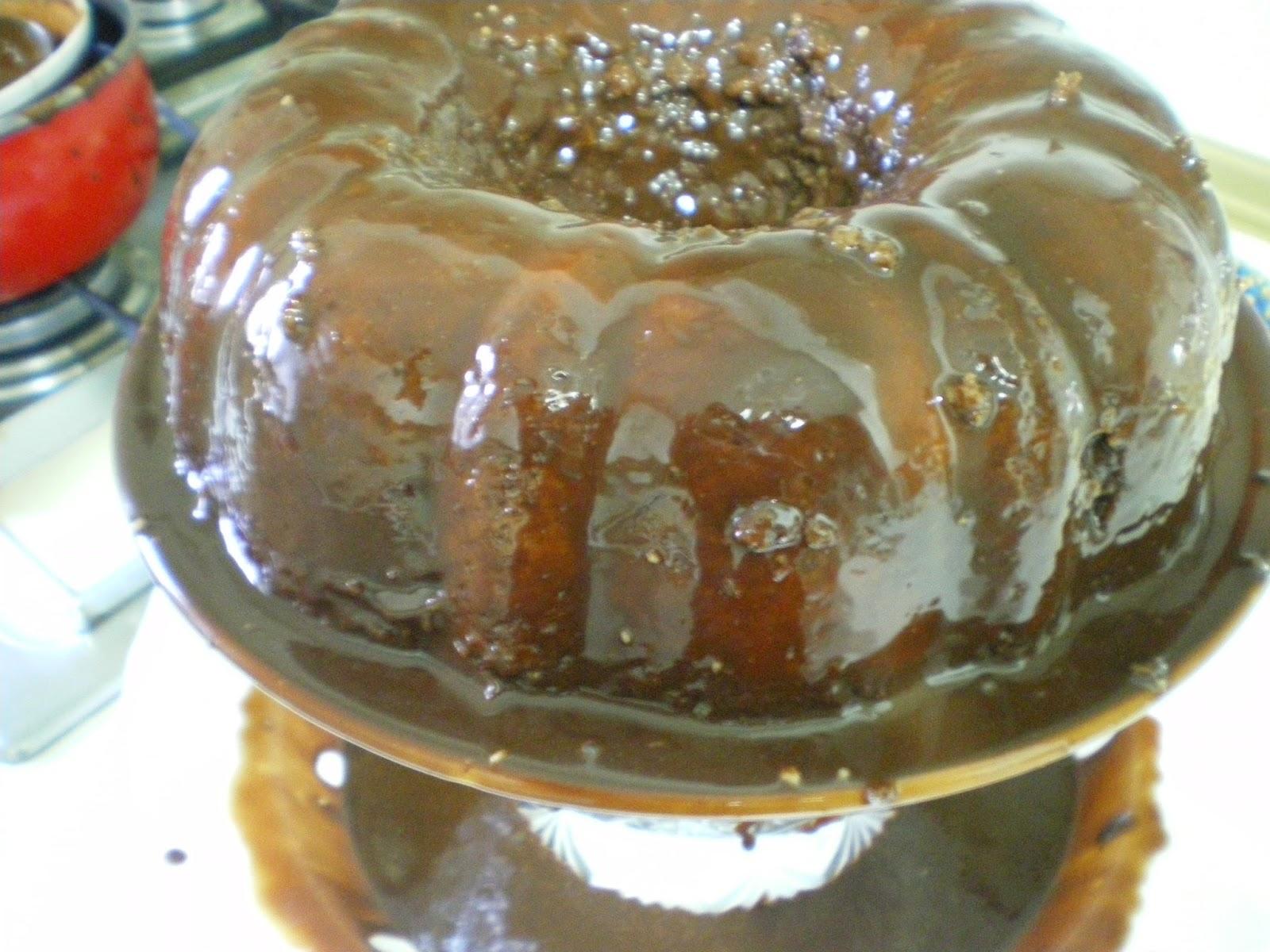 Corona de chocolate con guindas y pasas al kirsch Corona de chocolate con guindas y pasas al kirsch