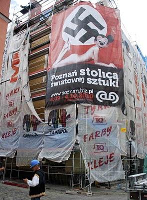 Polonia se rebela ante el cartel de un Mickey Mouse nazi
