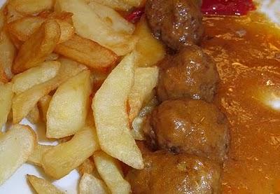 Albóndigas de pavo y jamón serrano en salsa de manzana Albóndigas de pavo y jamón serrano en salsa de manzana