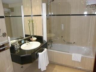 ¿ Cómo eliminar las manchas de humedad de los baños ? ¿ Cómo eliminar las manchas de humedad de los baños ?