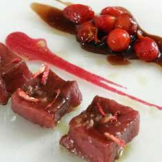 Atún marinado con tomate, fresones y aceite de remolacha Atún marinado con tomate, fresones y aceite de remolacha