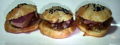 Petit Choux de foie gras con cebollitas caramelizadas