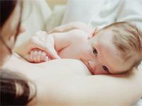 Lactancia Materna Fotografía de un bebé tomando pecho y mirando a su mamá