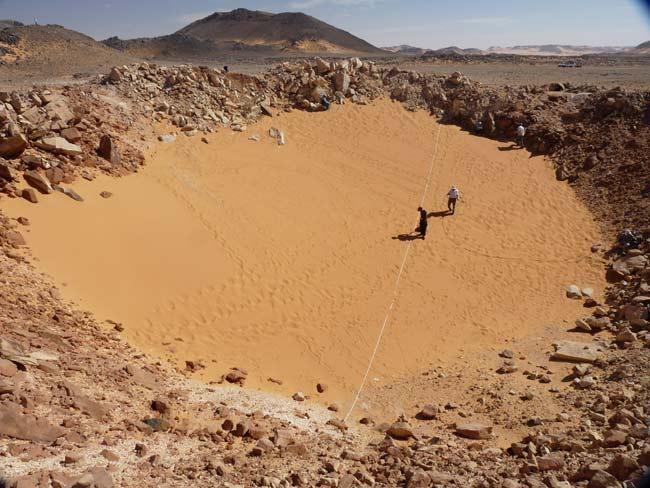 Descubren un cráter de impacto en excelentes condiciones en el desierto de Egipto