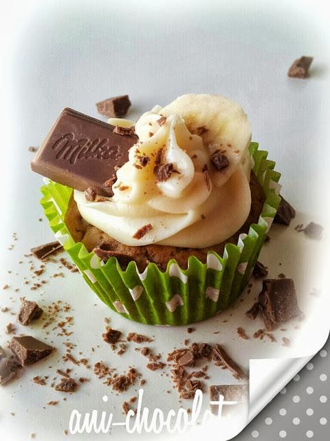 Cupcakes de plátano con delicioso bocado de chocolate Cupcakes de plátano con delicioso bocado de chocolate