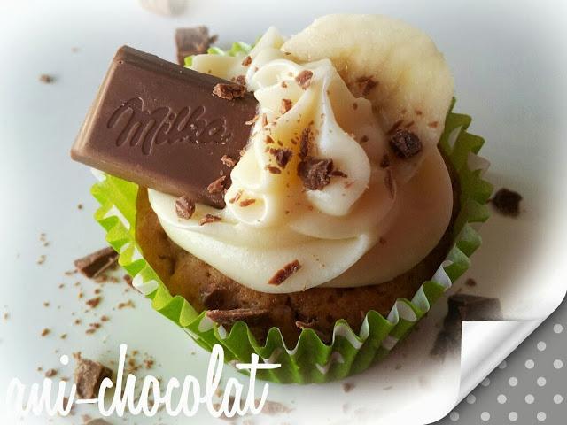 Cupcakes de plátano con delicioso bocado de chocolate Cupcakes de plátano con delicioso bocado de chocolate