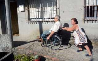 Un matrimonio lucha desde hace 7 años para acceder a una vivienda adaptada para discapacitados La pareja accede a su casa de Mourente por una rampa. // Rafa Vázquez