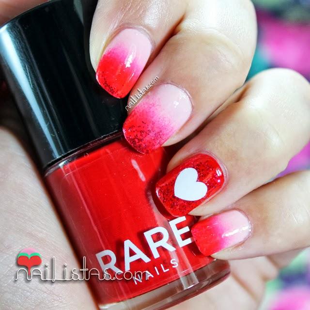 Uñas decoradas con degradado y corazón para una manicura romántica