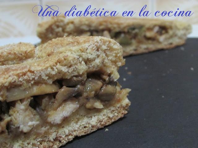 Empanada de calabacín, champiñones y pollo con masa de harina integral apta para diabéticos Empanada de calabacín, champiñones y pollo con masa de harina integral apta para diabéticos