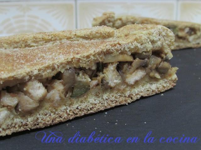 Empanada de calabacín, champiñones y pollo con masa de harina integral apta para diabéticos Empanada de calabacín, champiñones y pollo con masa de harina integral apta para diabéticos