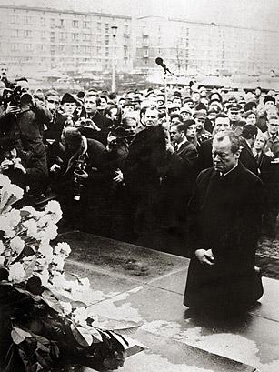 1970, WILLY BRANDT SE ARRODILLA EN VARSOVIA 1970, WILLY BRANDT SE ARRODILLA EN VARSOVIA