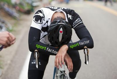 Cuando nos pasamos horashaciendo clicismo o con la mountain bike, nuestro cuerpo se ve forzado, a mantener una misma postura. Esto puede llevar a que se produzca dolor en las manos y molestias en zonas específicas del cuerpo ciclismo