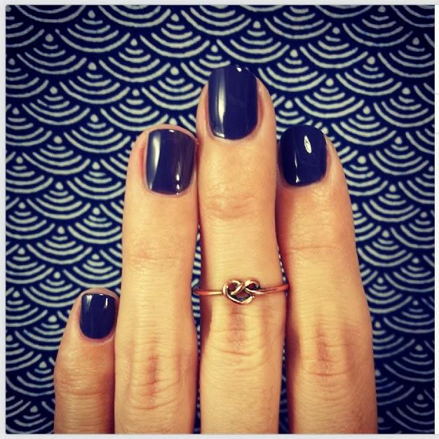 Uñas cortas pintadas y anillo midi o knucke ring Uñas cortas pintadas y anillo midi o knucke ring