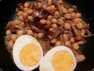Garbanzos con revuelto de setas Garbanzos con revuelto de setas