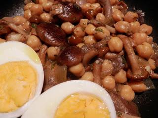 Garbanzos con revuelto de setas Garbanzos con revuelto de setas