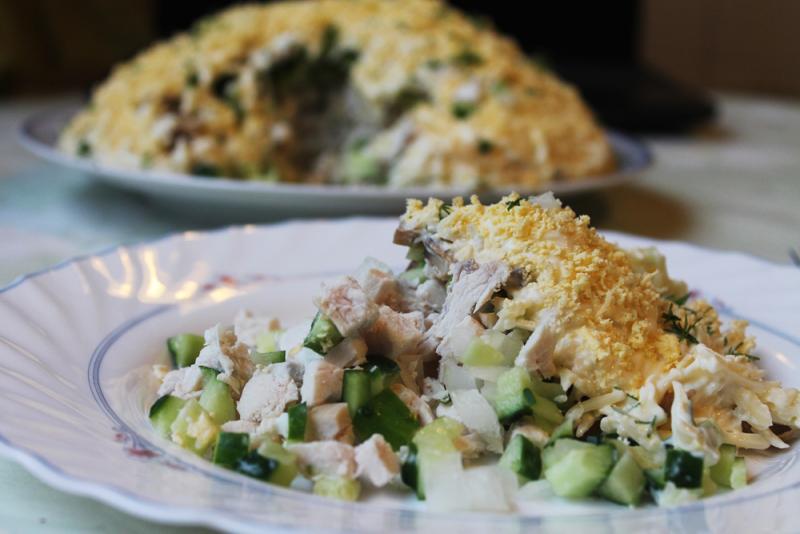 Ensalada con pollo, pepino, champiñones y queso IMG_6605