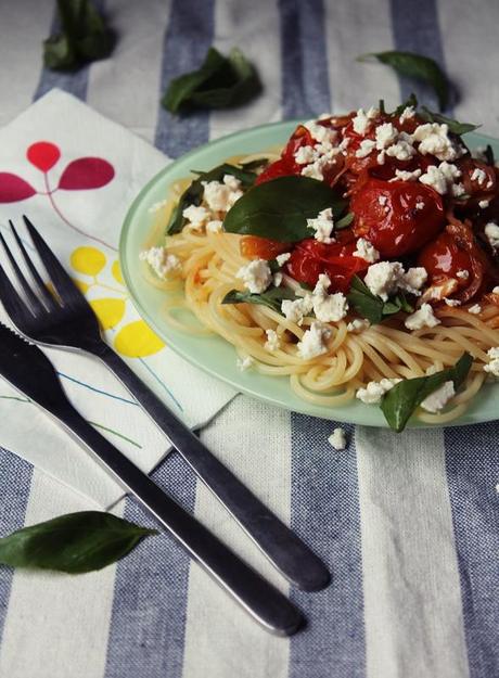 Espaguetis con tomates asados, queso feta y albahaca IMG_7438