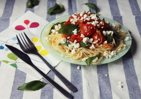 Espaguetis con tomates asados, queso feta y albahaca IMG_7435