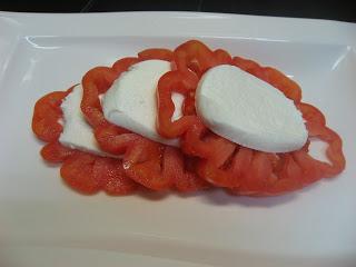 ENSALADA DE TOMATE Y QUESO ENSALADA DE TOMATE Y QUESO