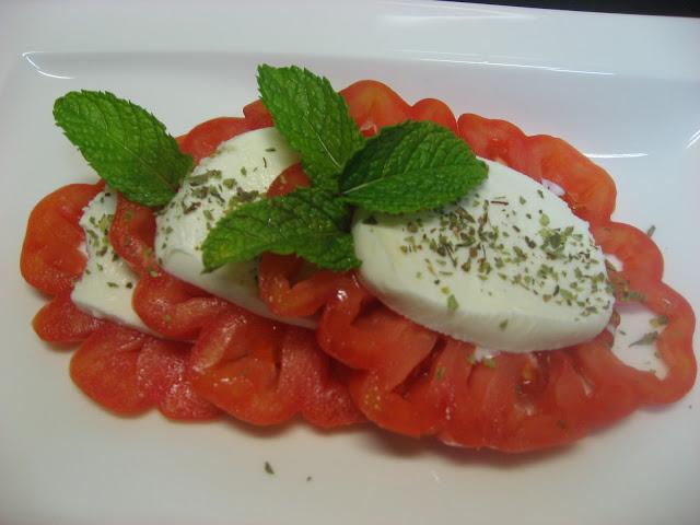ENSALADA DE TOMATE Y QUESO ENSALADA DE TOMATE Y QUESO