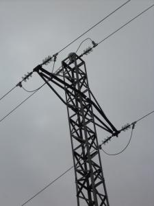 Normas de carácter técnico para las instalaciones eléctricas aéreas con objeto de proteger la avifauna. 25 de septiembre de 2013 APOYO EN TRIÁNGULO CON PUENTE SUPERIOR DOMINANTE MUY PELIGROSO megustaelmedionatural