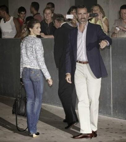 Letizia visita al Rey con vaqueros pitillo y chaqueta de Mango Letizia visita al Rey con vaqueros pitillo y chaqueta de Mango