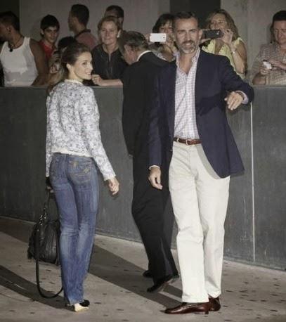 Letizia visita al Rey con vaqueros pitillo y chaqueta de Mango