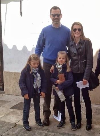 Letizia visita al Rey con vaqueros pitillo y chaqueta de Mango