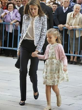 Letizia visita al Rey con vaqueros pitillo y chaqueta de Mango Letizia visita al Rey con vaqueros pitillo y chaqueta de Mango