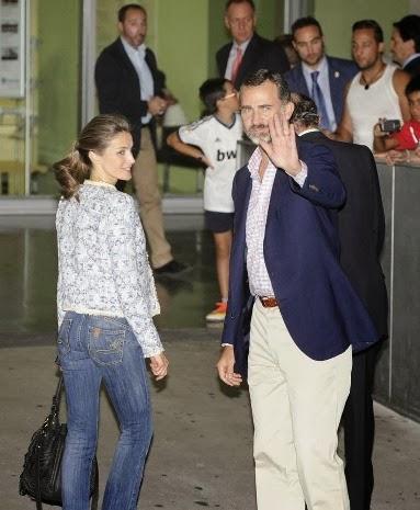 Letizia visita al Rey con vaqueros pitillo y chaqueta de Mango Letizia visita al Rey con vaqueros pitillo y chaqueta de Mango