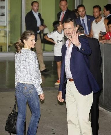 Letizia visita al Rey con vaqueros pitillo y chaqueta de Mango