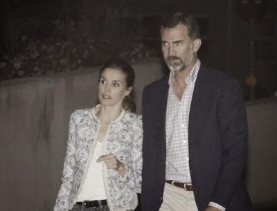 Letizia visita al Rey con vaqueros pitillo y chaqueta de Mango