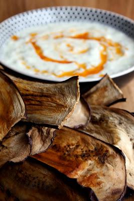 Chips de berenjenas light con tzatziki Chips de berenjenas light con tzatziki