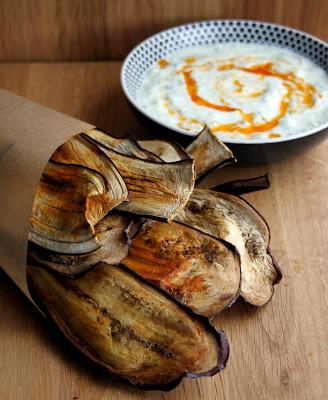 Chips de berenjenas light con tzatziki Chips de berenjenas light con tzatziki