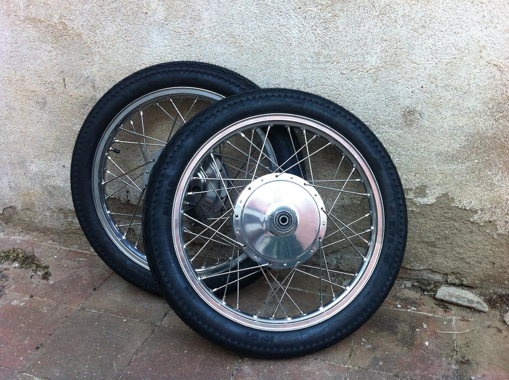 Neumáticos nuevos montados en las llantas Neumáticos de la Montesa Impala