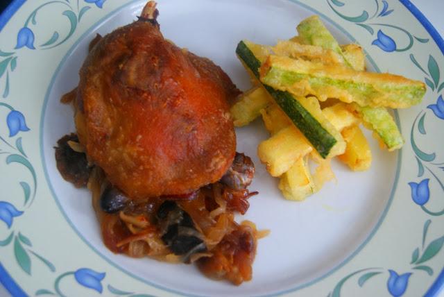 Confit de Pato Encebollado con Tempura de Calabacin Confit de Pato Encebollado con Tempura de Calabacin