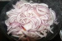 Confit de Pato Encebollado con Tempura de Calabacin Confit de Pato Encebollado con Tempura de Calabacin