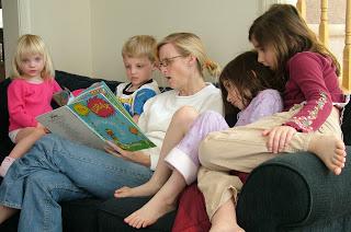 madre leyendo con sus hijos
