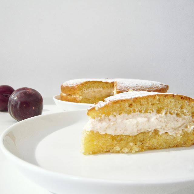 Tarta Victoria rellena de nata y ciruelas Tarta Victoria rellena de nata y ciruelas