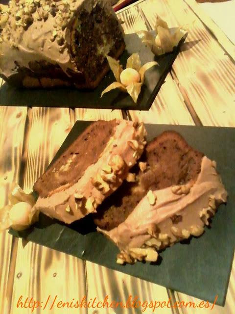 Bizcocho dos sabores con crema ganache y nueces picadas Bizcocho dos sabores con crema ganache y nueces picadas