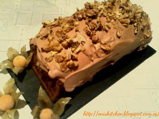 Bizcocho dos sabores con crema ganache y nueces picadas Bizcocho dos sabores con crema ganache y nueces picadas