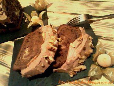 Bizcocho dos sabores con crema ganache y nueces picadas Bizcocho dos sabores con crema ganache y nueces picadas