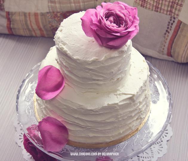 Tarta nupcial blanca con flores frescas Tarta nupcial blanca con flores frescas
