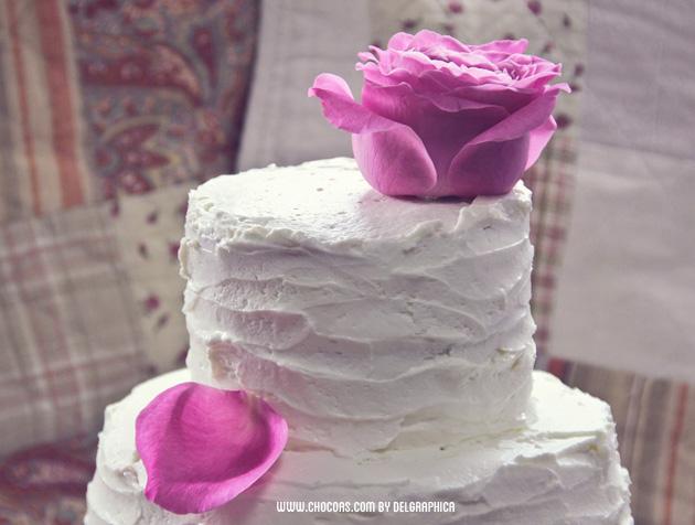 Tarta nupcial blanca con flores frescas Tarta nupcial blanca con flores frescas
