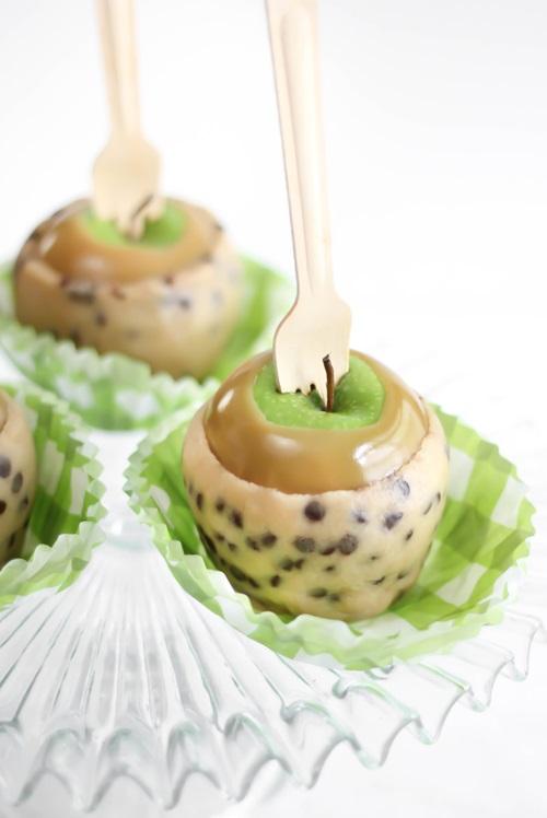 Novedades para fiestas bigote y fiestas Halloween, y links que nos gustan manzanas caramelo con masa